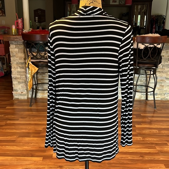 Size S black and white striped one button open front longsleeve top - Picture 4 of 5